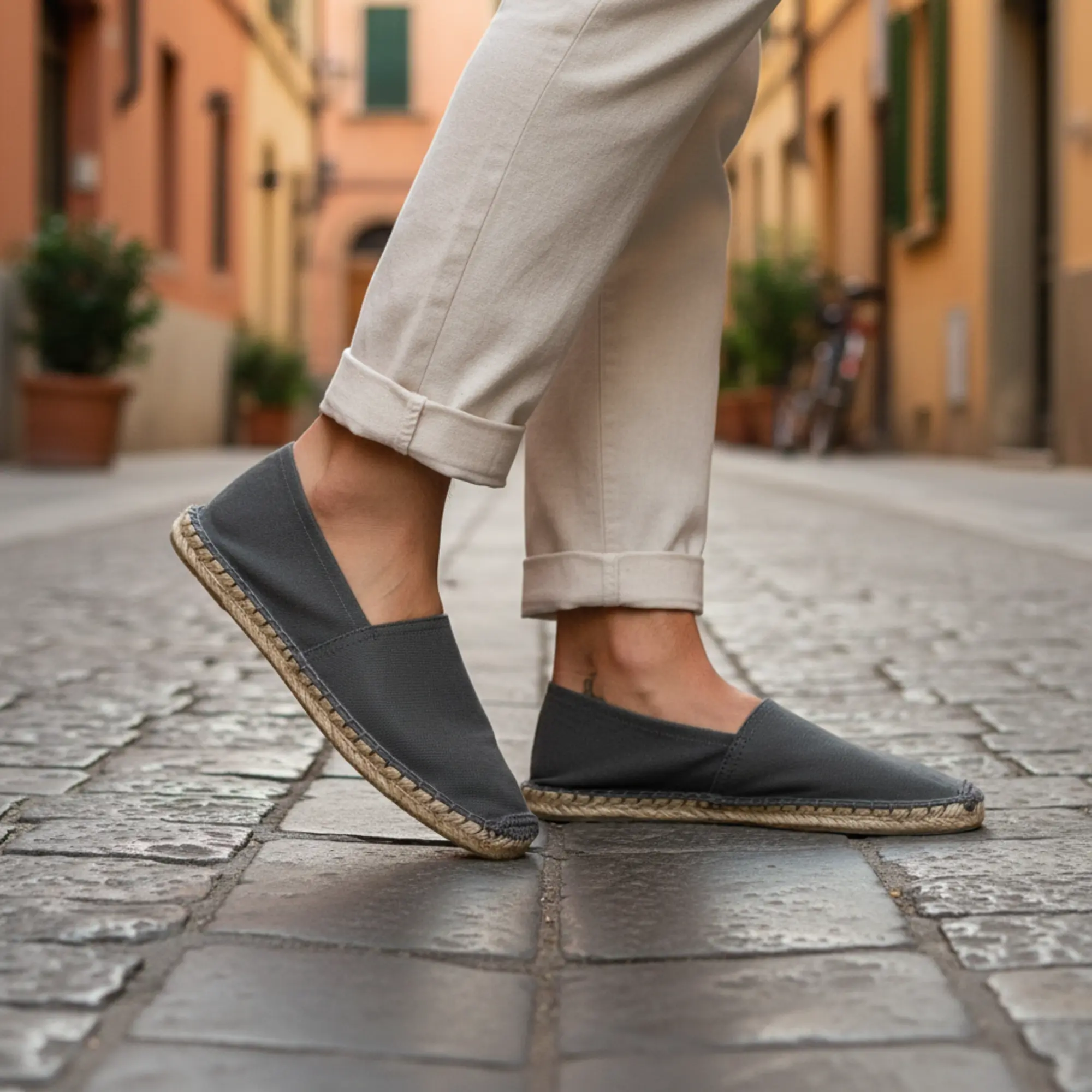 Person, die draußen dunkelgraue Espadrilles trägt.