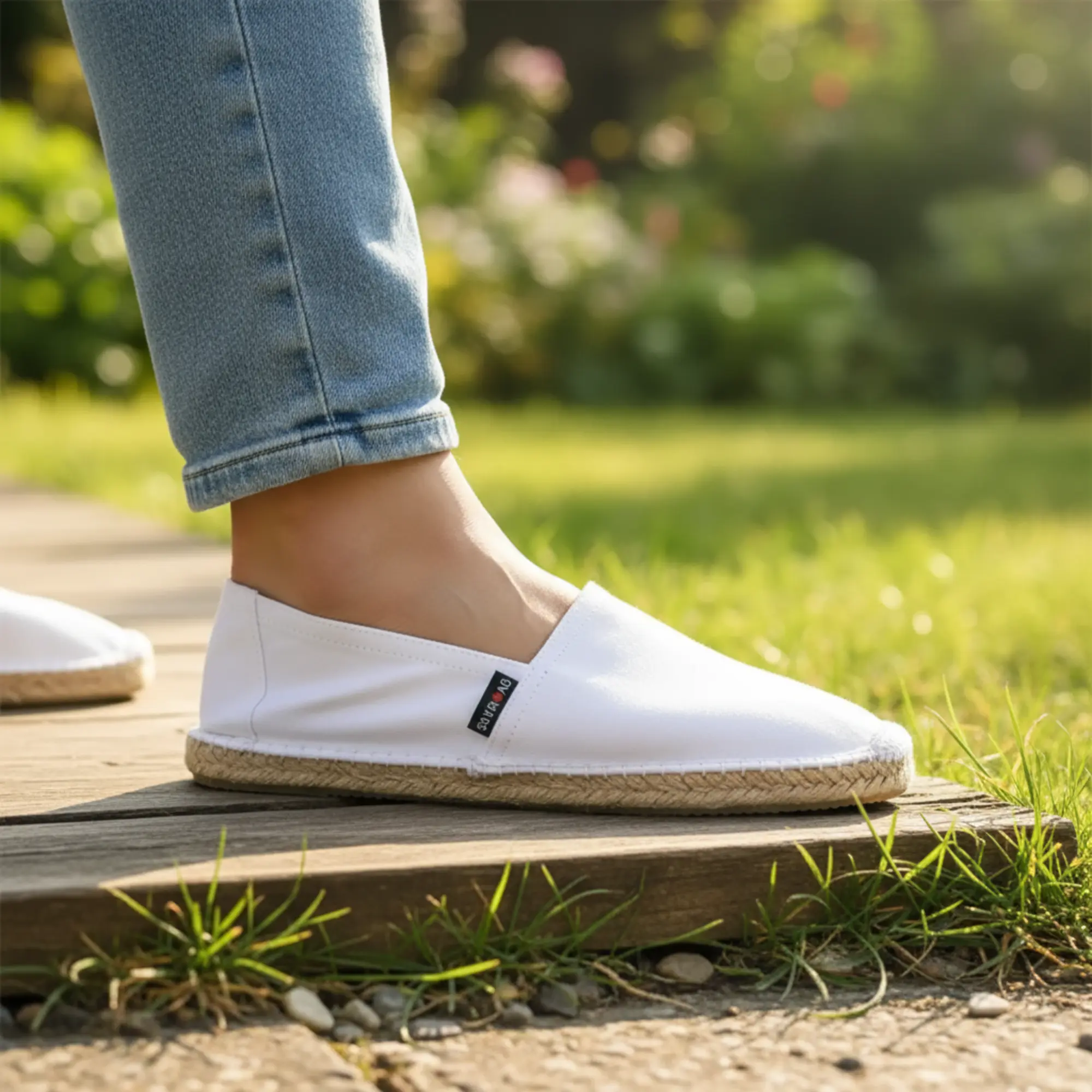 Espadrilles Doubleface Weiss am Fuß im Garten.