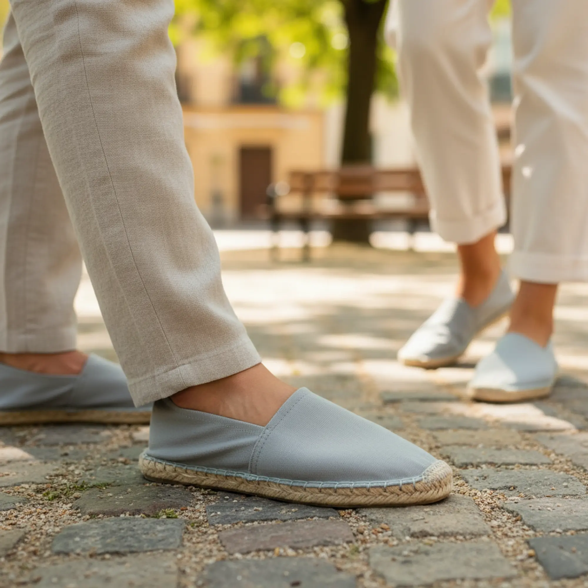 Graue Espadrilles, die von zwei Personen im Freien getragen werden.