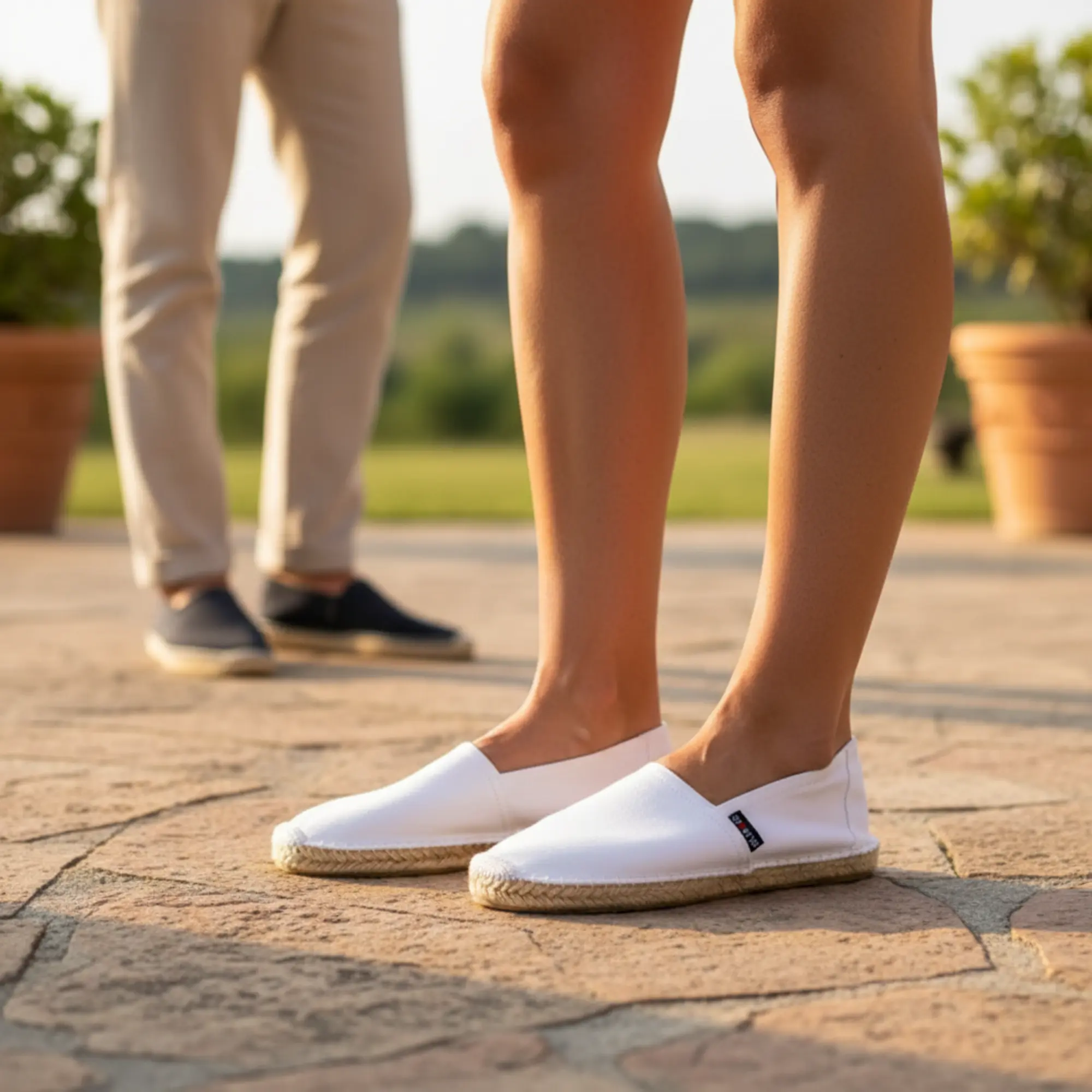 Weiße Espadrilles Doubleface-Schuhe, getragen auf steinigem Boden.