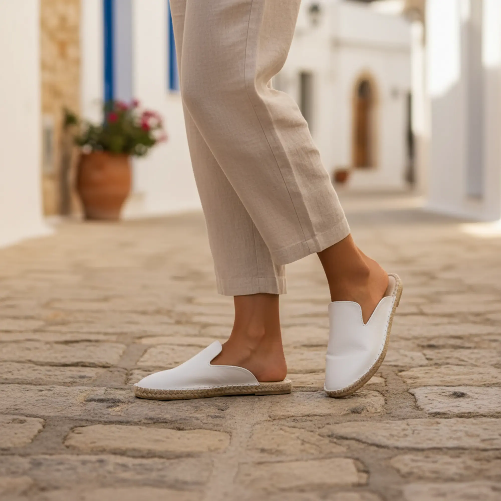Frau in weißen Espadrilles aus Segeltuch, Sommeroutfit.