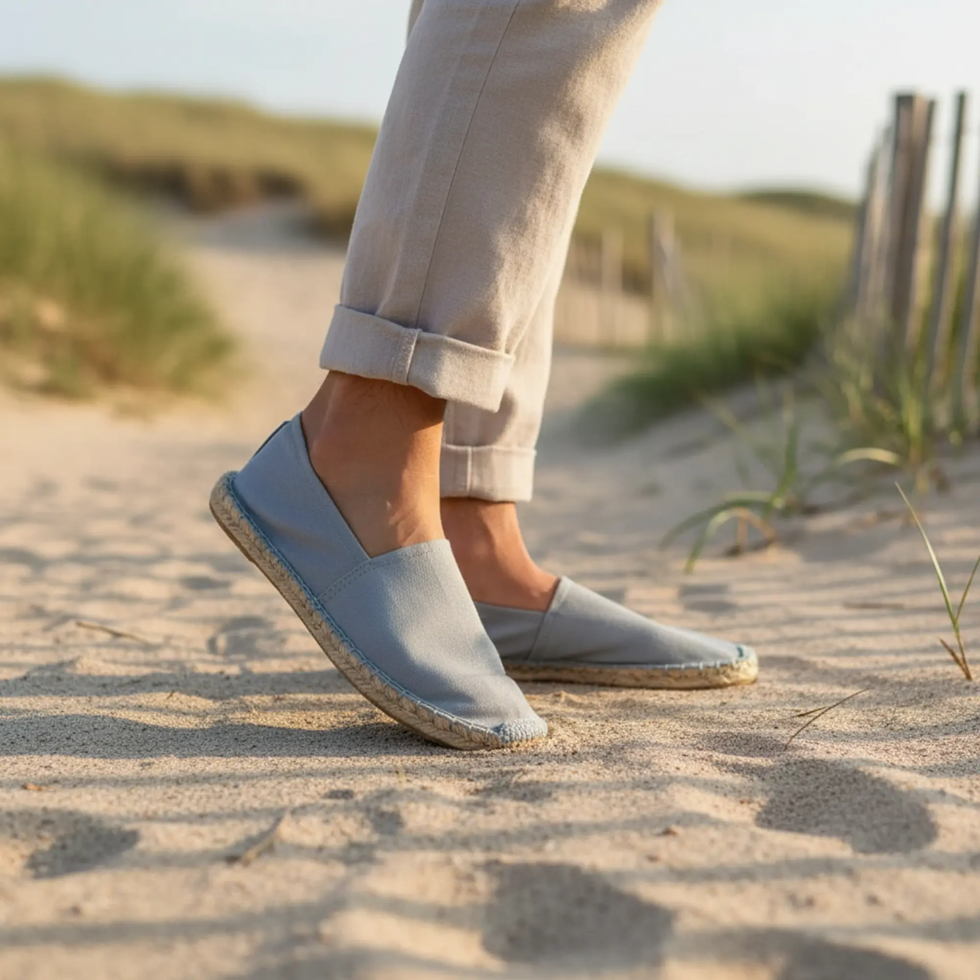 Graue Espadrilles, Sandstrand, lässiges Sommeroutfit.