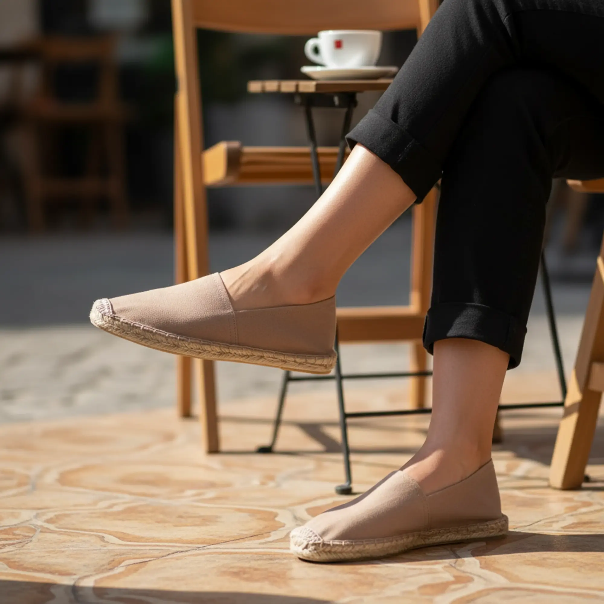 Espadrilles in der Farbe „Café au lait“ am Modell.