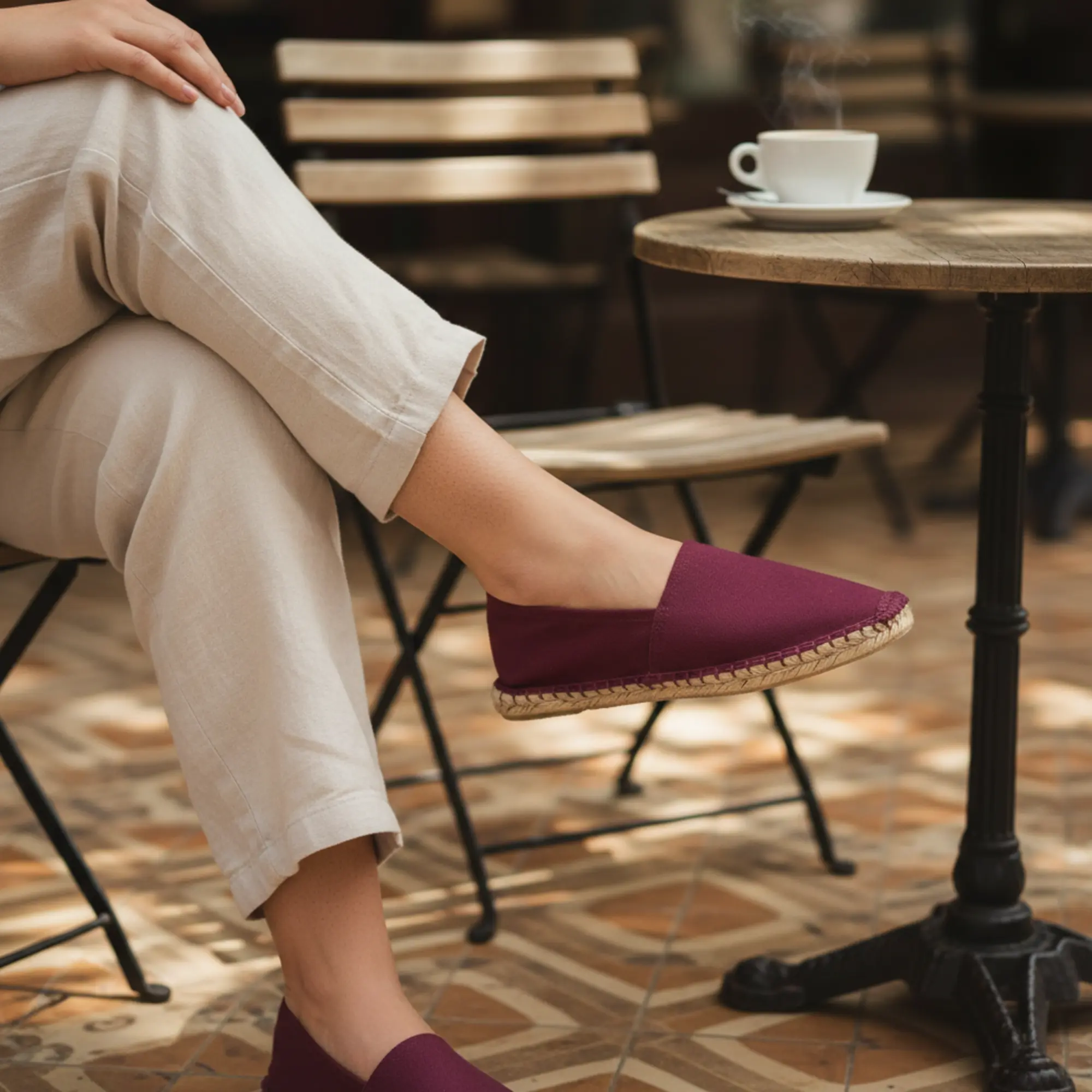 Espadrilles, Bordeaux, Leinwand, Frau und Couchtisch.