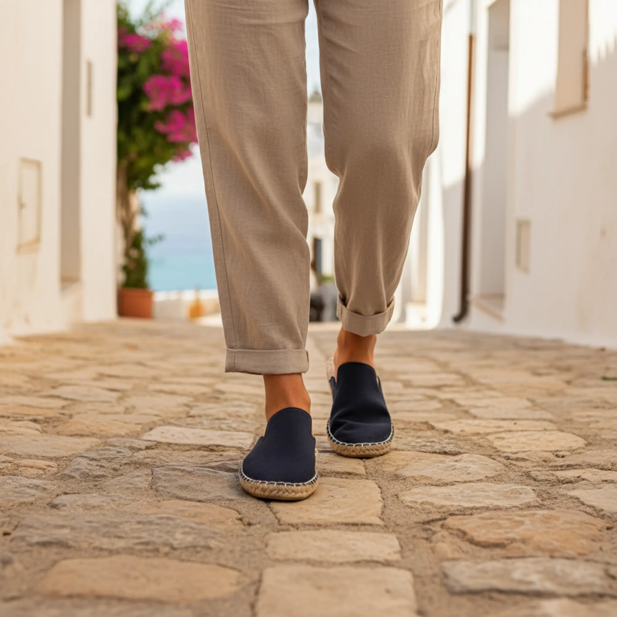 Person, die im Freien marineblaue Espadrilles-Sommerpantoffeln trägt.