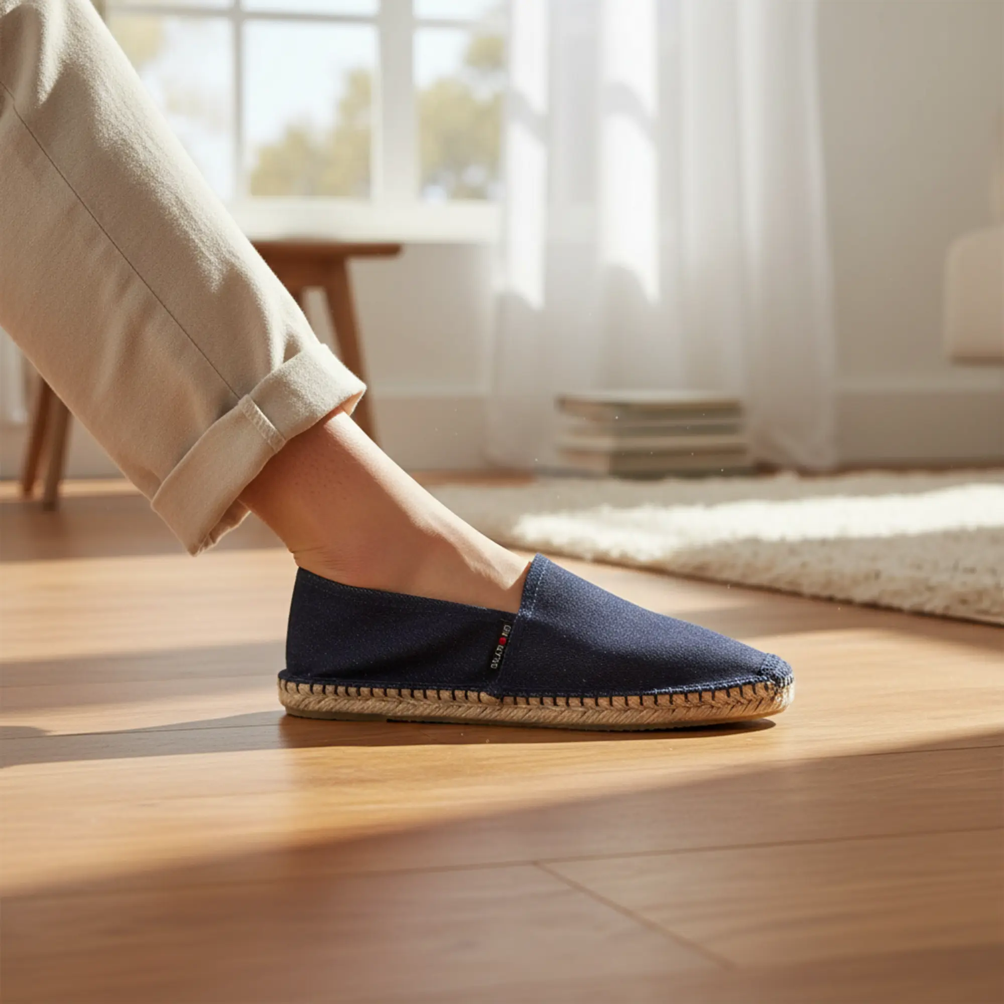 Jeans-Espadrilles an einer Person in einem hellen Raum