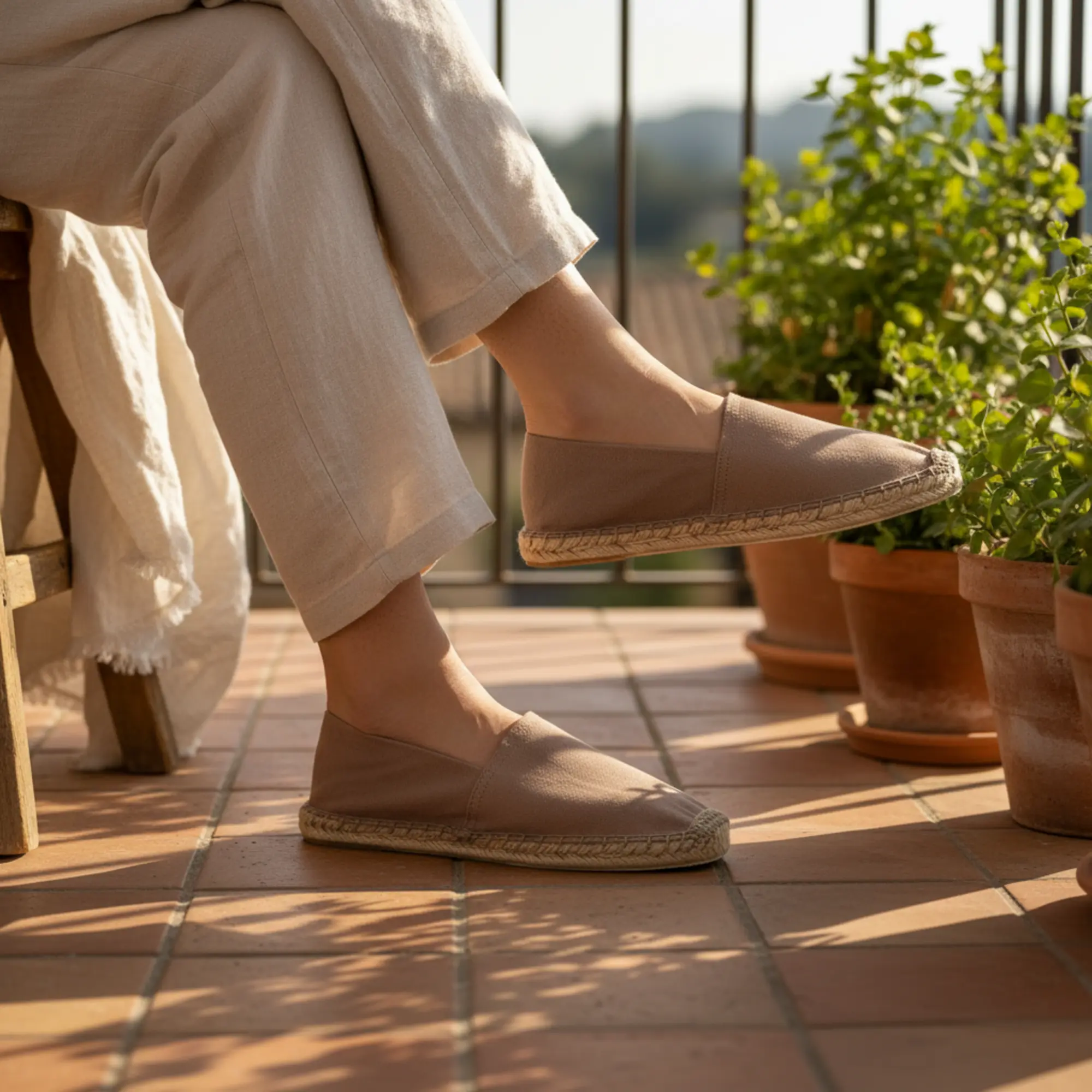 Neutrale Espadrilles auf einer gefliesten Terrasse.