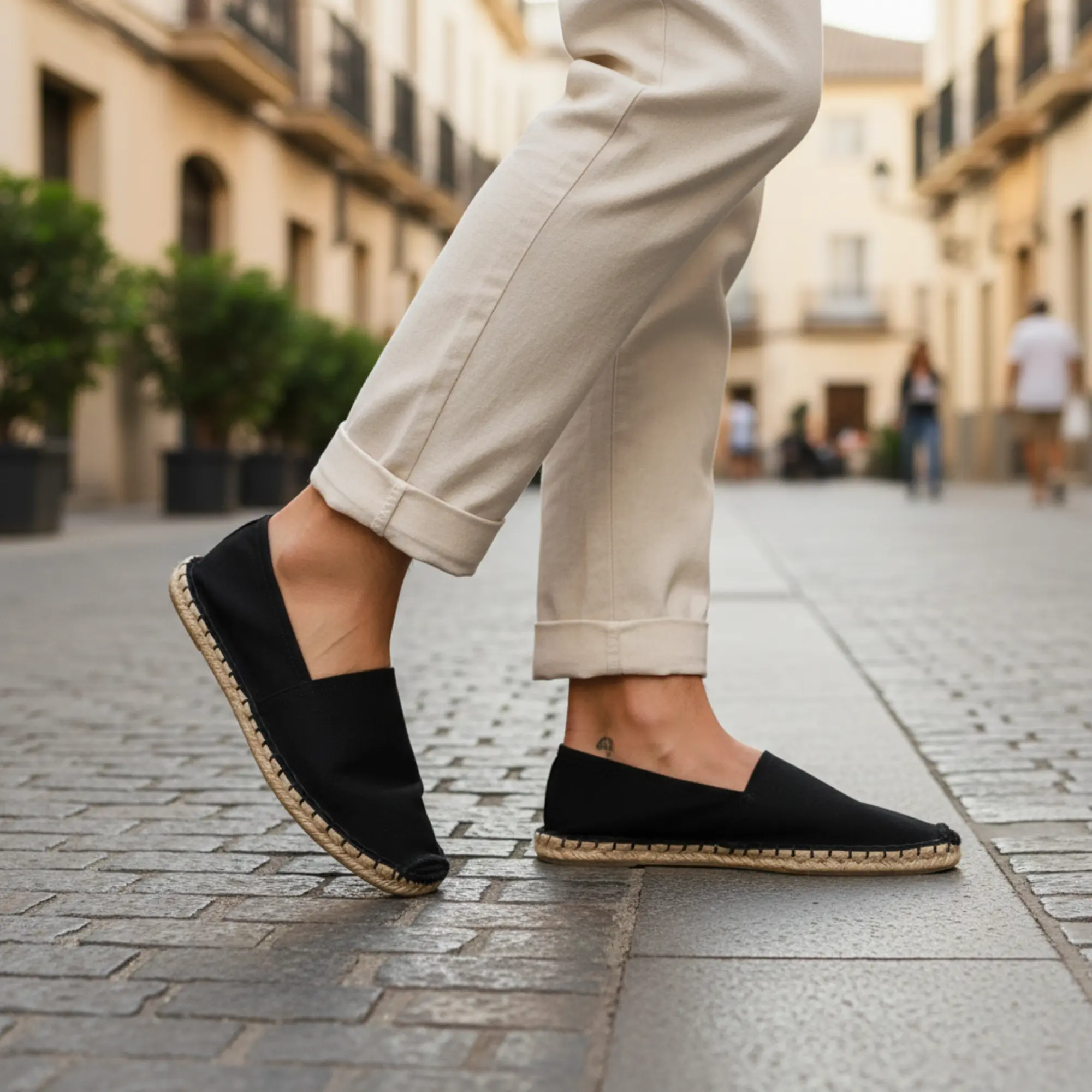 Schwarze Espadrilles an den Füßen, ein Spaziergang durch die Stadt.